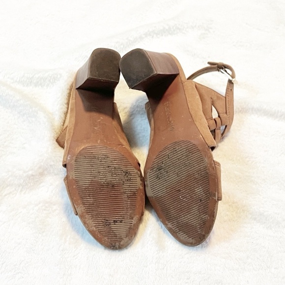 Franco Sarto Grady Faux Suede Stacked Heels Sandals Camel Tan Size 6 Open Toe - Picture 7 of 7